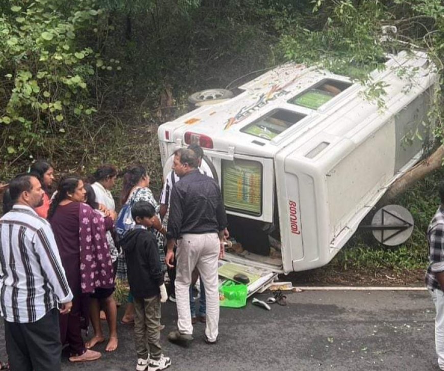 வால்பாறை முதல் கொண்டை ஊசி வளைவில் சுற்றுலா வாகனம் கவிழ்ந்து விபத்து