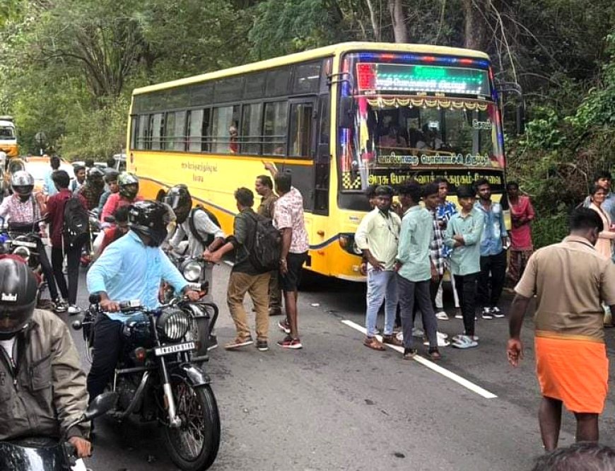 வால்பாறை முதல் கொண்டை ஊசி வளைவில் சுற்றுலா வாகனம் கவிழ்ந்து விபத்து