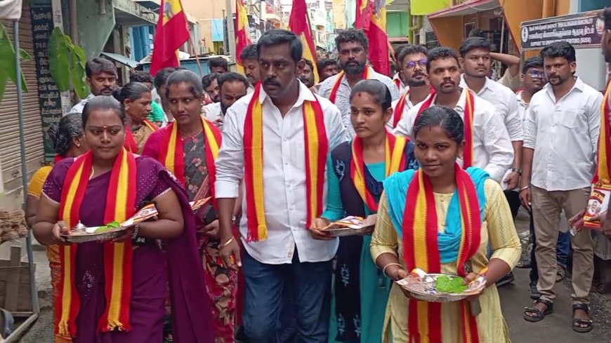 தமிழக வெற்றிக் கழக மாநாட்டு : மேளதாளங்களுடன் வெற்றிலை, பாக்குடன் வீதி, வீதியாக சென்று மக்களுக்கு அழைப்பு - தேனியில் இளைஞர் அணியினர்