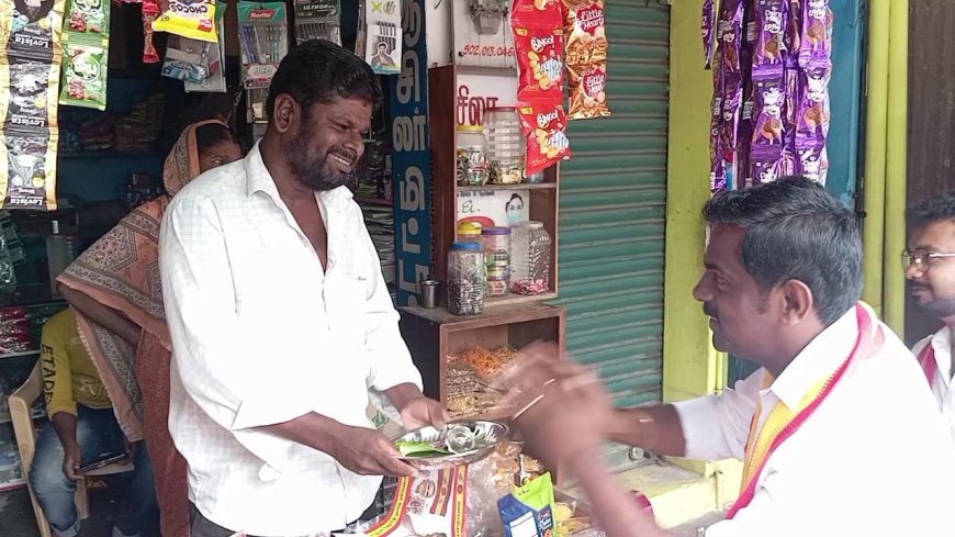 தமிழக வெற்றிக் கழக மாநாட்டு : மேளதாளங்களுடன் வெற்றிலை, பாக்குடன் வீதி, வீதியாக சென்று மக்களுக்கு அழைப்பு - தேனியில் இளைஞர் அணியினர்