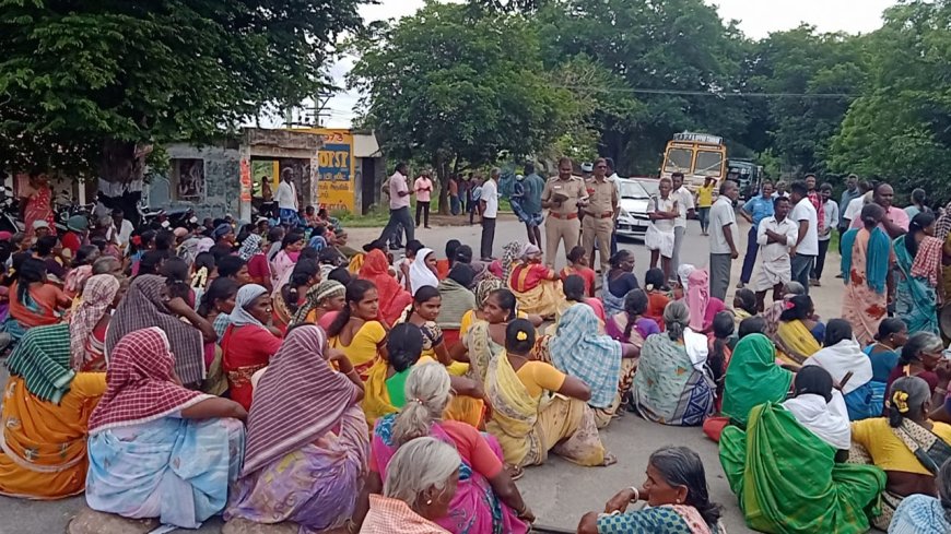 புறம்போக்கு நிலம் ஆக்கிரமிப்பு : பெண்கள் சாலை மறியல் - உடனடியாக அளவீடு செய்து கொடுத்த அதிகாரிகள் !!!