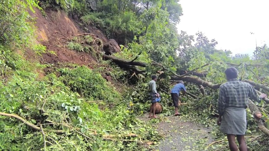 தேனி - அடுக்கம் வழியாக கொடைக்கானல் செல்லும் சாலையில் நிலச்சரிவு : பாறைகள்  மண் சரிந்து மூடியதால் போக்குவரத்து துண்டிப்பு !!!