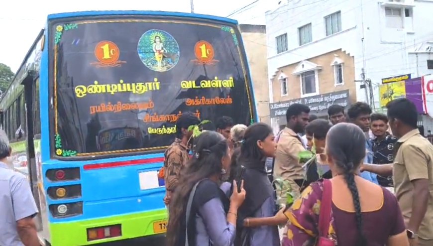 கோவையில் போட்டி, போட்டுக் கொண்டு அதிவேகத்தில் இயக்கும் தனியார் பேருந்துகள் : நடு ரோட்டில் நிறுத்திய பயணிகள் இறக்கியதால் அவதி