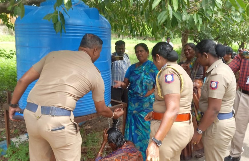 நான்கு பெண்கள் தீக்குளிக்க முயற்சி : தேனி ஆட்சியர்  அலுவலகத்தில் பரபரப்பை !!!